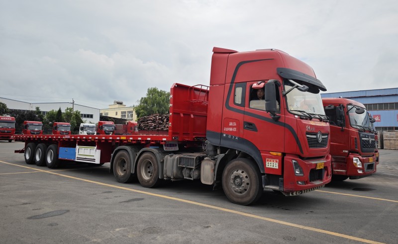 批量訂單|歐陽(yáng)華俊3臺(tái)13米平板半掛車(chē),多場(chǎng)景運(yùn)輸專家,承載無(wú)限可能